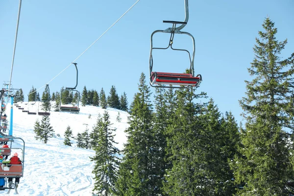 Skilift Gebirgsort Winterurlaub — Stockfoto