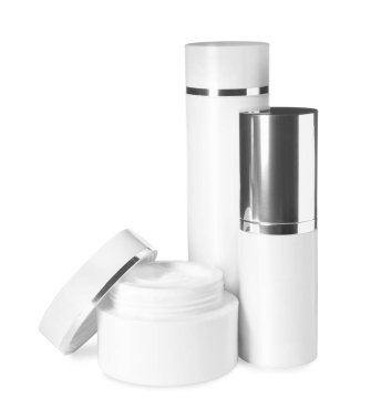 Beyaza izole edilmiş lüks kozmetik ürünler.