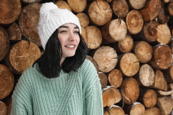 Young Woman Wearing Warm Sweater Hat Stack Firewood Winter Season — Φωτογραφία Αρχείου