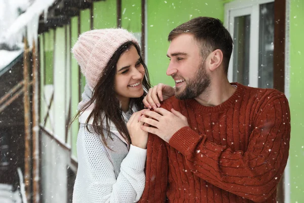 Casal Encantador Vestindo Camisolas Quentes Livre Dia Nevado Temporada Inverno — Fotografia de Stock