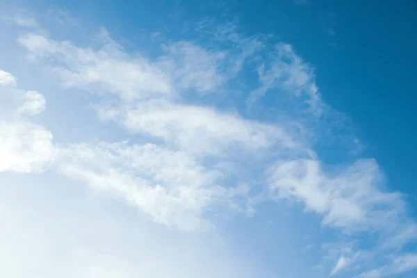 Schöner Blauer Himmel Mit Weißen Wolken Sonnigen Tag — Stockfoto
