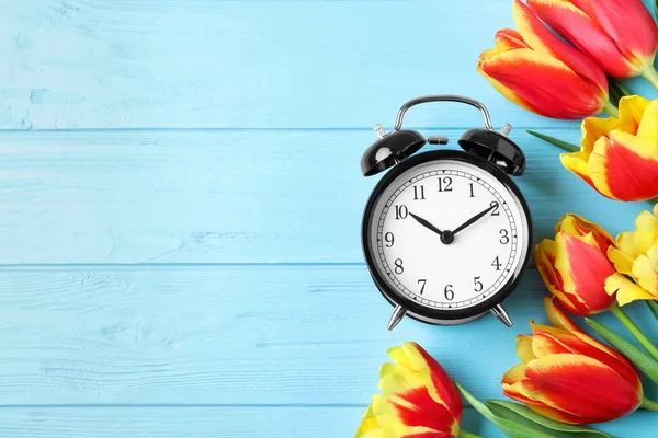 Reloj Despertador Negro Con Flores Primaverales Espacio Para Texto Sobre — Foto de Stock