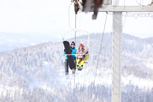 Casal Usando Teleférico Estância Esqui Montanha Férias Inverno — Fotografia de Stock