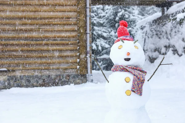Grappige Sneeuwpop Met Hoed Sjaal Buiten Besneeuwde Dag Wintervakantie — Stockfoto