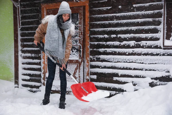 Jovem Mulher Limpando Neve Com Perto Sua Casa — Fotografia de Stock