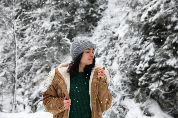 Mladá Žena Teplém Oblečení Venku Sněžném Dni Zimní Dovolená — Stock fotografie