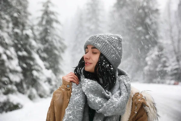 Νεαρή Γυναίκα Που Φοράει Ζεστά Ρούχα Έξω Χιονισμένη Μέρα Χειμερινές — Φωτογραφία Αρχείου