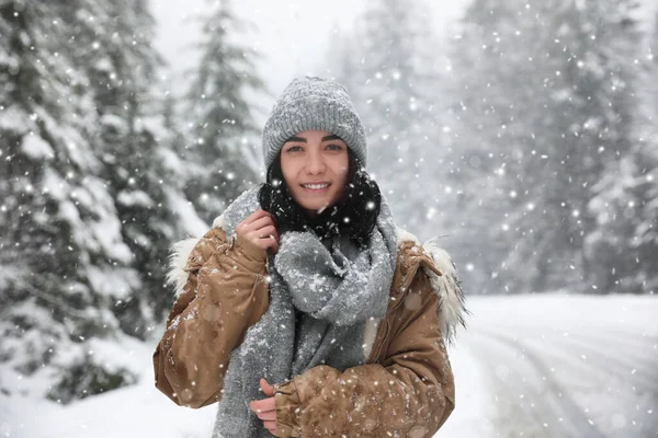 Junge Frau Warmer Kleidung Freien Einem Verschneiten Tag Winterurlaub — Stockfoto