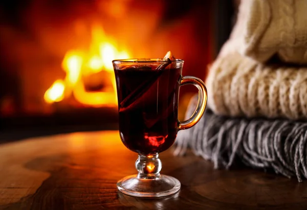 Vinho Quente Saboroso Malhas Lareira Embaçada Fundo — Fotografia de Stock