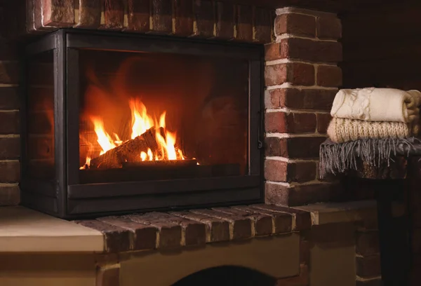 Empilement Tricots Près Cheminée Avec Bois Brûlant Intérieur Vacances Hiver — Photo