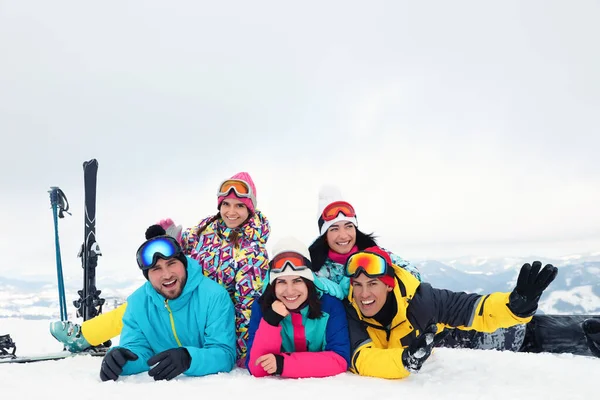 Groep Vrienden Met Materiaal Besneeuwde Bergen Wintervakantie — Stockfoto