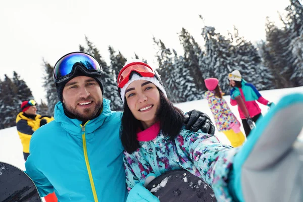 Couple Prenant Selfie Sur Une Colline Enneigée Vacances Hiver — Photo