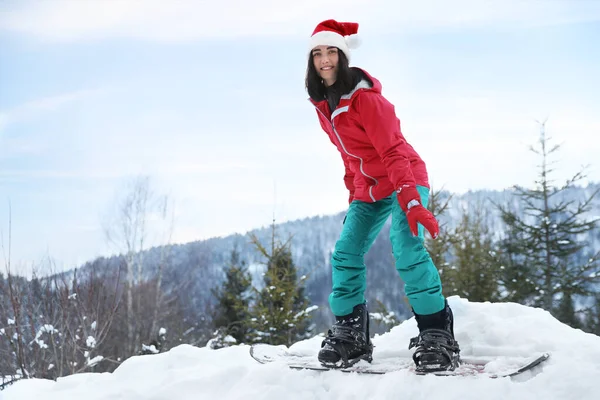 Jeune Snowboarder Portant Des Vêtements Sport Hiver Sur Colline — Photo