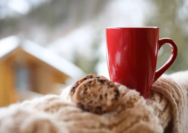 Café Fresco Biscoitos Saborosos Tecido Malha Livre Manhã Inverno Espaço — Fotografia de Stock