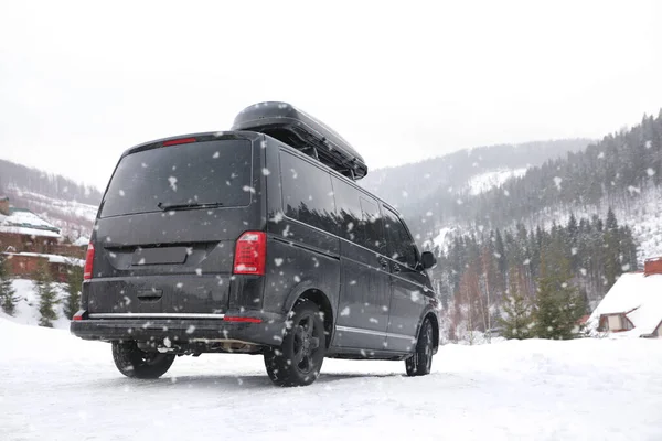 Schwarzes Auto Auf Schneebedeckter Straße Winterurlaub — Stockfoto