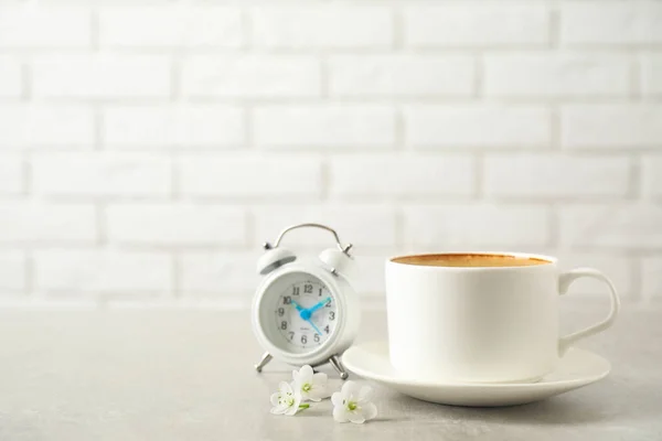 Xícara Café Manhã Flores Despertador Mesa Cinza Claro Espaço Para — Fotografia de Stock