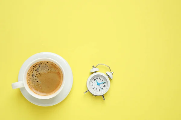 Xícara Café Manhã Despertador Fundo Amarelo Flat Lay Espaço Para — Fotografia de Stock