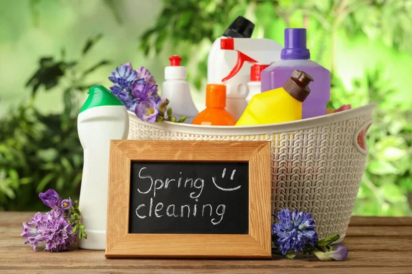 Skład Znakiem Spring Cleaning Kwiatami Detergentami Drewnianym Stole — Zdjęcie stockowe