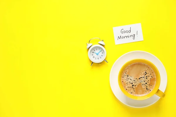 Delicioso Café Despertador Cartão Com Bom Desejo Manhã Fundo Amarelo — Fotografia de Stock