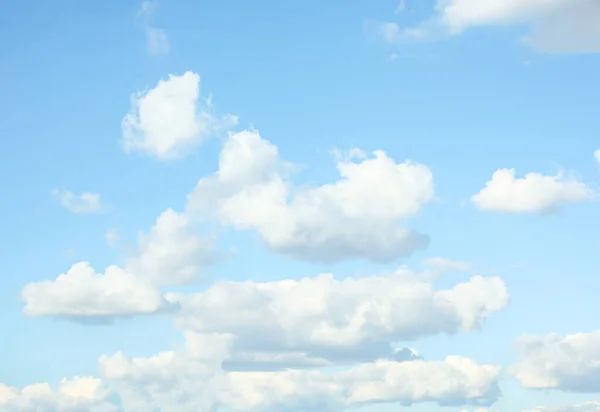 晴れた日には白い雲と青い空の絵のような景色 — ストック写真