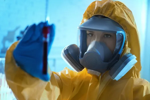 Científico Traje Protector Químico Sosteniendo Tubo Ensayo Con Muestra Sangre — Foto de Stock