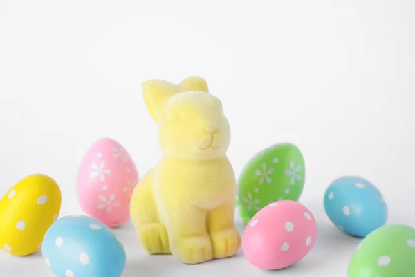 复活节兔子玩具和白色背景的彩蛋 — 图库照片