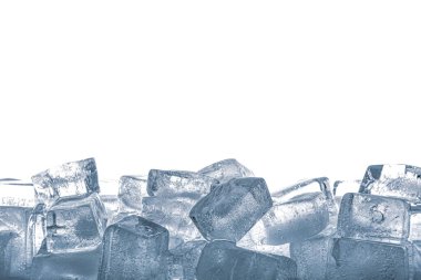 Beyaz üzerinde kristal berrak buz küpleri