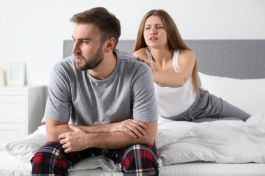 Yatak odasında ilişki sorunları olan genç bir çift.
