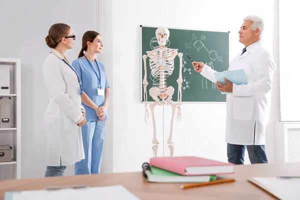 Orvostanhallgatók Emberi Csontváz Anatómiát Tanuló Professzor Osztályteremben — Stock Fotó