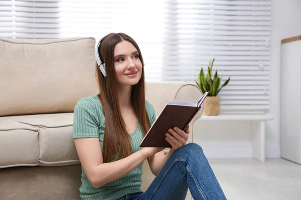 Γυναίκα Ακούγοντας Audiobook Κοντά Στον Καναπέ Στο Σπίτι — Φωτογραφία Αρχείου
