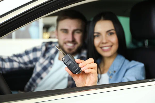 Happy Couple Sitting Car Dealership Focus Hand Key — Stock fotografie