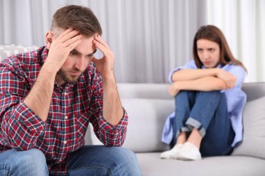 Evde sorunları olan bir çift.