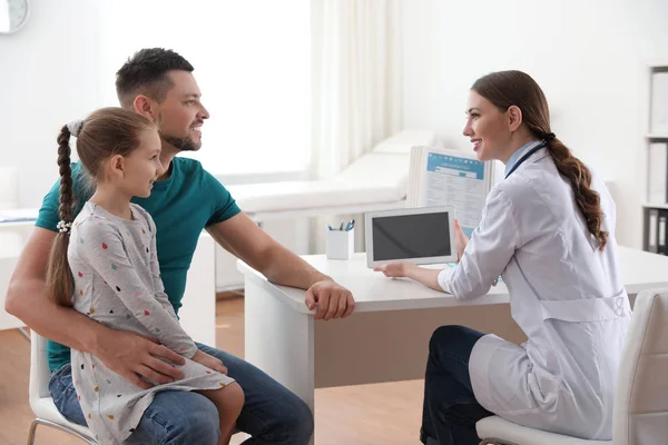 Apa Lánya Meglátogatják Gyermekorvost Orvos Kis Beteggel Dolgozik Kórházban — Stock Fotó