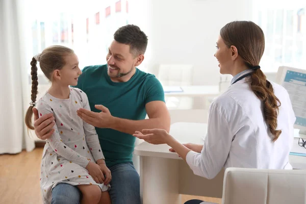 Pai Filha Visitando Pediatra Médico Que Trabalha Com Pouco Paciente — Fotografia de Stock