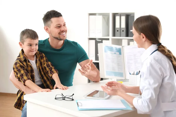 Vader Zoon Bezoek Bij Een Kinderarts Dokter Werkt Met Weinig — Stockfoto