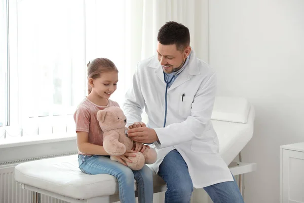 Médecin Des Enfants Travaillant Avec Petit Patient Clinique — Photo