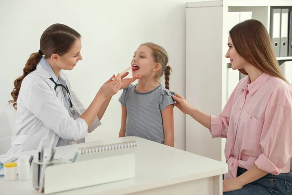 Madre Figlia Dal Pediatra Medico Che Esamina Gola Del Piccolo — Foto Stock