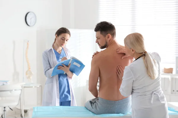 Orthopédiste Féminine Examinant Dos Patient Clinique — Photo