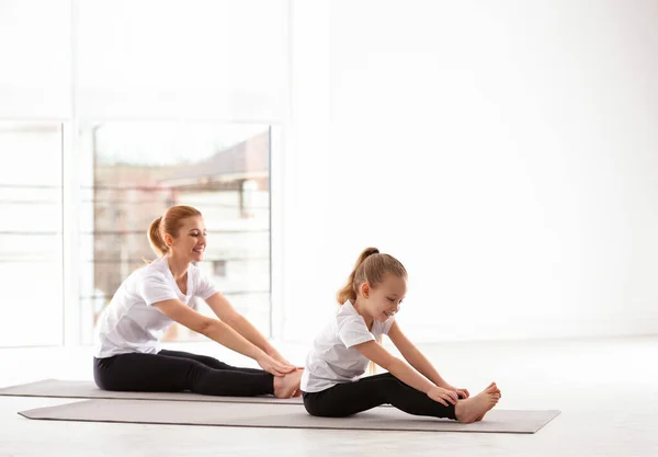 Mama Fiica Potrivire Sport Face Yoga Împreună Domiciliu — Fotografie, imagine de stoc