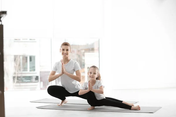 Mama Fiica Potrivire Sport Face Yoga Împreună Domiciliu — Fotografie, imagine de stoc