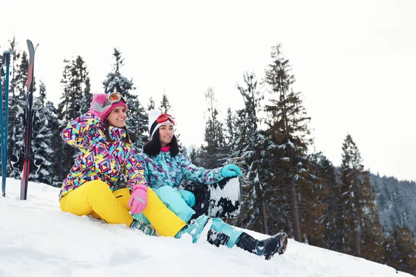 Amici Con Attrezzatura Sulla Collina Innevata Vacanze Invernali — Foto Stock