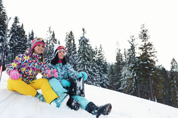 Amici Con Attrezzatura Sulla Collina Innevata Vacanze Invernali — Foto Stock