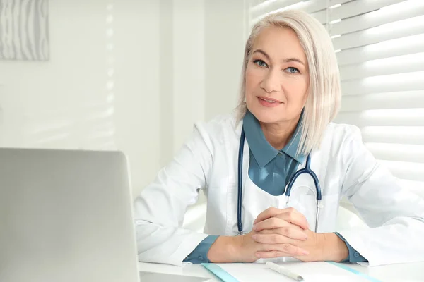 Retrato Doctora Madura Bata Blanca Lugar Trabajo — Foto de Stock