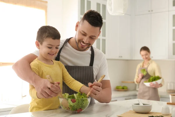Šťastná Rodina Vaření Salát Společně Kuchyni — Stock fotografie