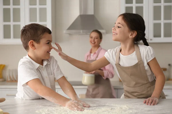 Lycklig Familj Matlagning Tillsammans Köket Hemma — Stockfoto