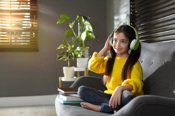 Linda Niña Con Auriculares Escuchando Audiolibro Casa — Foto de Stock