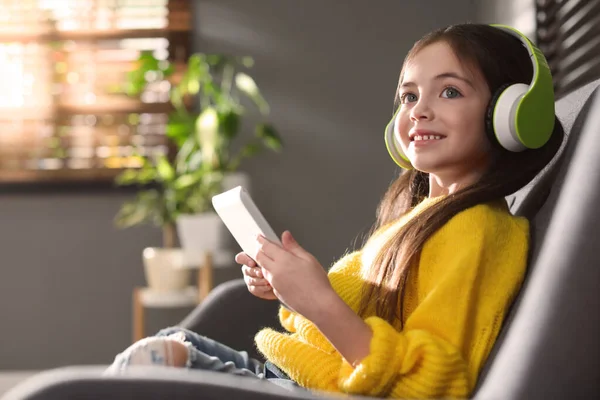 Χαριτωμένο Κοριτσάκι Ακουστικά Και Tablet Ακούγοντας Audiobook Στο Σπίτι — Φωτογραφία Αρχείου
