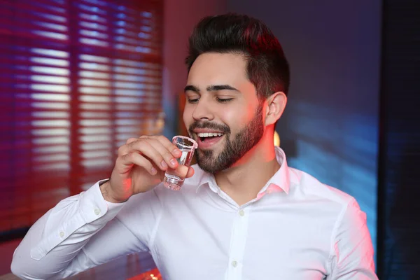 Jeune Homme Avec Tequila Mexicaine Tourné Dans Bar — Photo