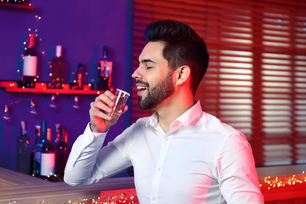 Jovem Com Tequila Mexicana Tiro Bar — Fotografia de Stock