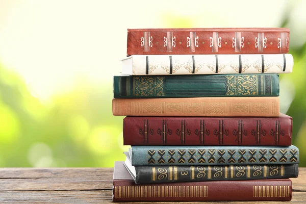 Colección Diferentes Libros Sobre Mesa Madera Sobre Fondo Verde Borroso —  Fotos de Stock